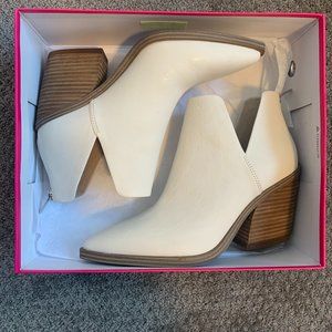 NWT VINCE CAMUTO Gigietta Ankle Bootie FLUFF (White heeled ankle bootie)